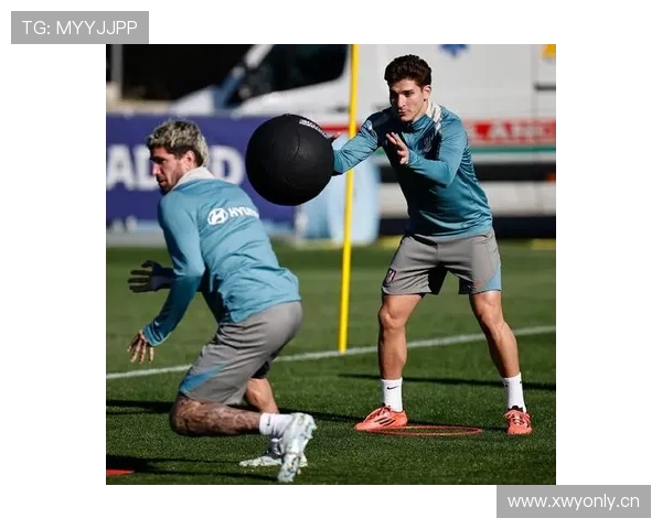 阿尔瓦雷斯训练完直接去接娃，球鞋还没换就开上百万豪车